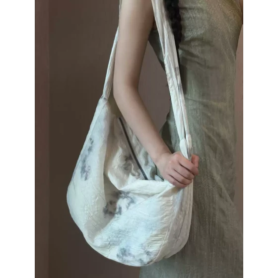 八井octsui | 白色褶皱肌理感大容量夏日轻便斜挎单肩多用包包